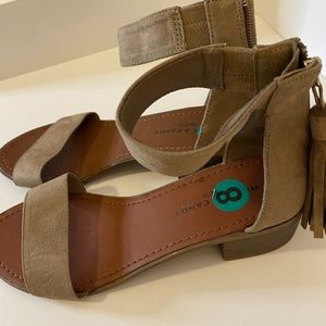 sneakers size 8 excellent color